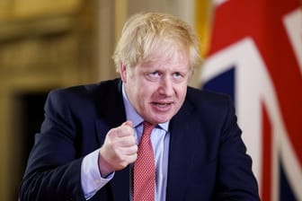 "Von heute Abend an muss ich dem britischen Volk eine einfache Anordnung geben: Sie müssen zuhause bleiben", sagt Johnson in seiner Fernsehansprache.