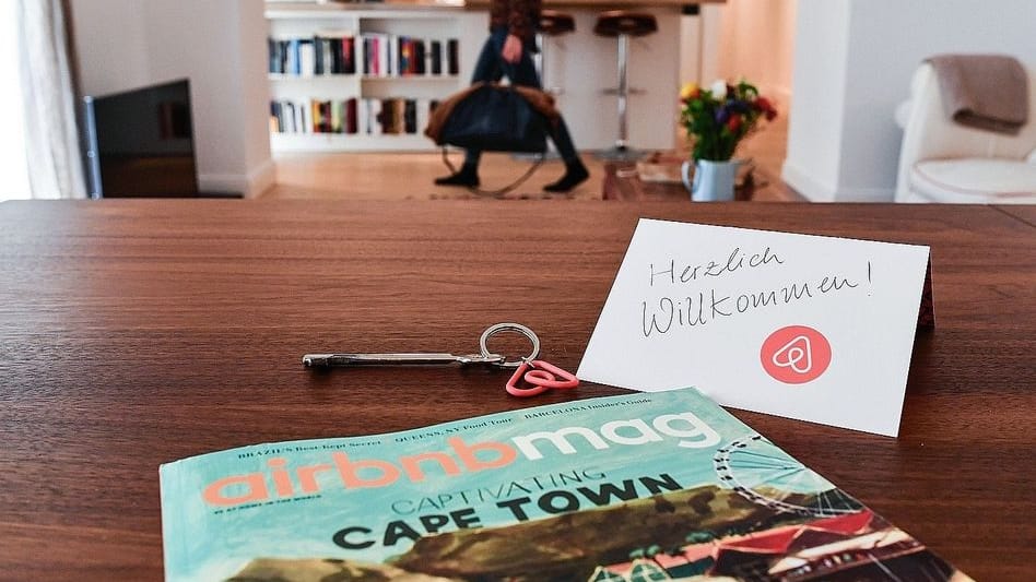 Auf Wiedersehen? Niemand bucht aktuell noch über Airbnb. Einzelne Vermieter bieten ihre Wohnungen jetzt auch auf anderen Immobolienplattformen an.