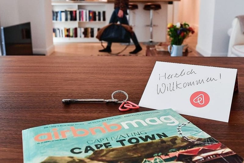 Auf Wiedersehen? Niemand bucht aktuell noch über Airbnb. Einzelne Vermieter bieten ihre Wohnungen jetzt auch auf anderen Immobolienplattformen an.