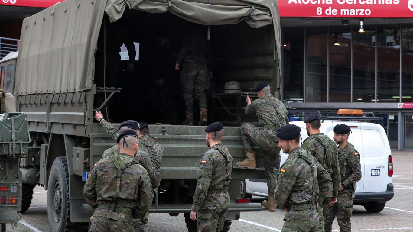 Soldaten steigen in Madrid in einen Wagen ein: Spanien ist eines der am schlimmsten von SARS-CoV-2 betroffenen Länder.
