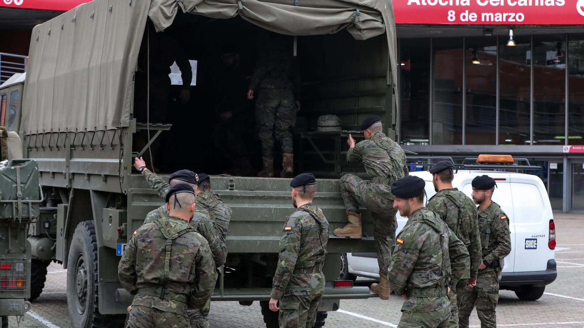 Soldaten steigen in Madrid in einen Wagen ein: Spanien ist eines der am schlimmsten von SARS-CoV-2 betroffenen Länder.