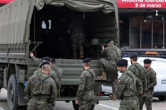 Soldaten steigen in Madrid in einen Wagen ein: Spanien ist eines der am schlimmsten von SARS-CoV-2 betroffenen Länder.