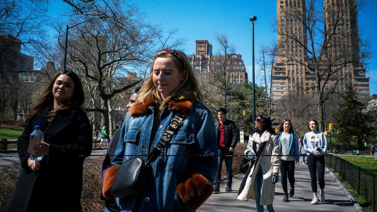 Sonntags in Manhattan: Bürger kommen trotz Coronavirus in den Central Park.