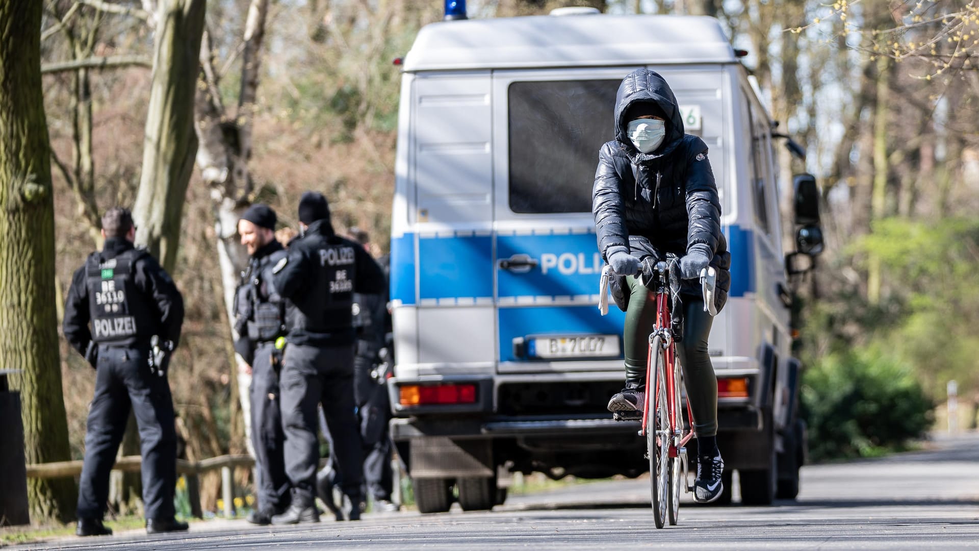 Szene im Berliner Tiergarten: Wie genau ist das Kontaktverbot auszulegen?