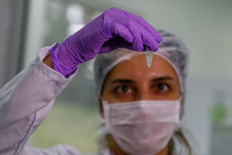 Eine Forscherin im türkischen Gebze untersucht eine Coronavirus-Probe.