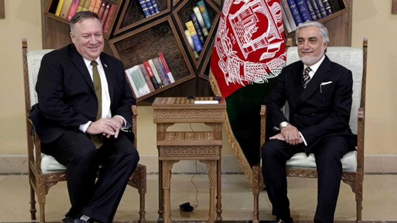 Mike Pompeo (l), Außenminister der USA, und Abdullah Abdullah, politischer Rivale des afghanischen Präsidenten Ghani, sitzen bei einem Treffen im Sepidar-Palast.