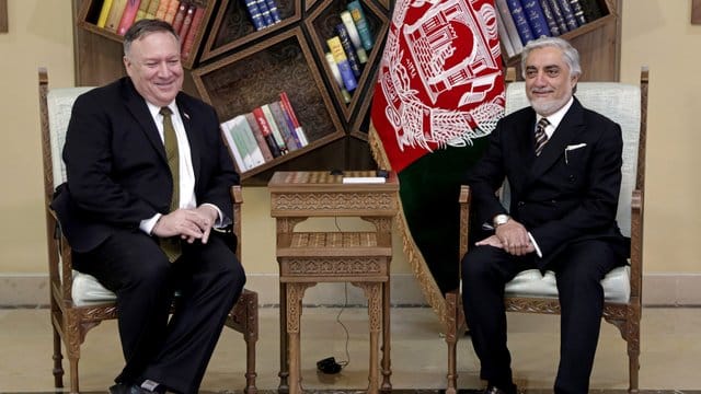 Mike Pompeo (l), Außenminister der USA, und Abdullah Abdullah, politischer Rivale des afghanischen Präsidenten Ghani, sitzen bei einem Treffen im Sepidar-Palast. Mike Pompeo (l), Außenminister der USA, und Abdullah Abdullah, politischer Rivale des afghanischen Präsidenten Ghani, sitzen bei einem Treffen im Sepidar-Palast.