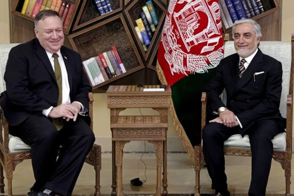 Mike Pompeo (l), Außenminister der USA, und Abdullah Abdullah, politischer Rivale des afghanischen Präsidenten Ghani, sitzen bei einem Treffen im Sepidar-Palast.