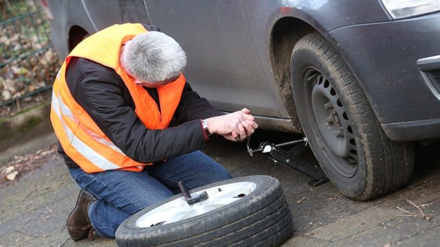 An welcher Stelle man den Wagenheber ansetzen muss, schaut man im Zweifel in der Bedienungsanleitung nach.