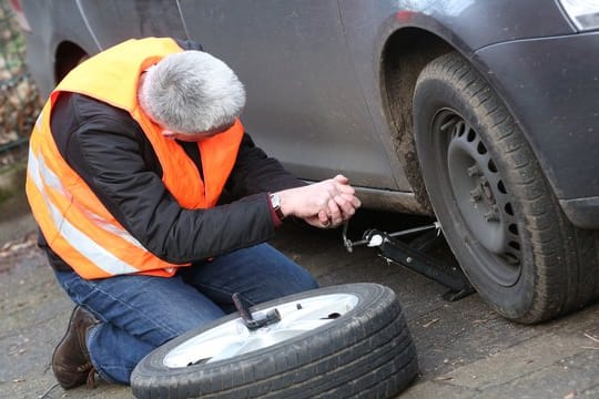 An welcher Stelle man den Wagenheber ansetzen muss, schaut man im Zweifel in der Bedienungsanleitung nach.