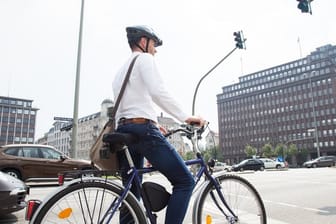 Wer in Zeiten der Corona-Krise etwa zur Arbeit oder zum Supermarkt muss, sollte sein Fahrrad nutzen, denn es bietet einen gewissen Selbstschutz.