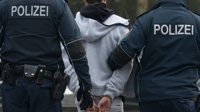 Schleierfahnder nehmen einen Mann fest.