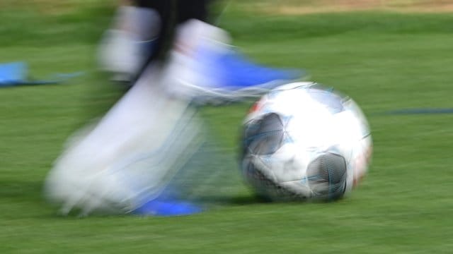 Im deutschen Fußball ruht der Ball und einige Mannschaften mussten sich in Quarantäne begeben.