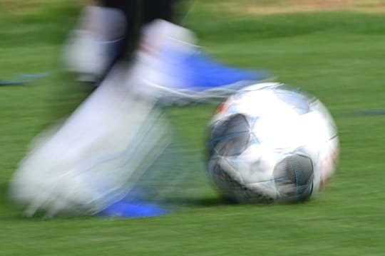 Im deutschen Fußball ruht der Ball und einige Mannschaften mussten sich in Quarantäne begeben.