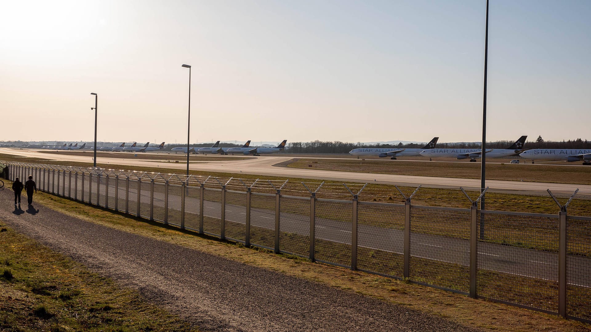 Blick auf die Nordwest-Landebahn am Frankfurter Flughafen: Der Flughafenbetreiber Fraport verzeichnet massive Rückgänge.