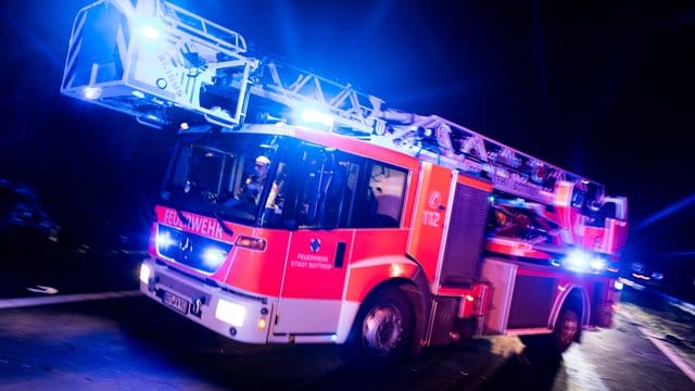 Ein Drehleiterwagen der Feuerwehr mit Blaulicht (Symbolbild): In einer Wohnung in Friedrichshain hat es gebrannt.