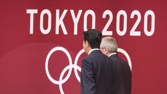 Japans Premierminister Shinzo Abe (l) und IOC-Präsident Thomas Bach sollen sich auf die Verschiebung der Olympischen Spiele in Tokio um ein Jahr verständigt haben. Japans Premierminister Shinzo Abe (l) und IOC-Präsident Thomas Bach sollen sich auf die Verschiebung der Olympischen Spiele in Tokio um ein Jahr verständigt haben.
