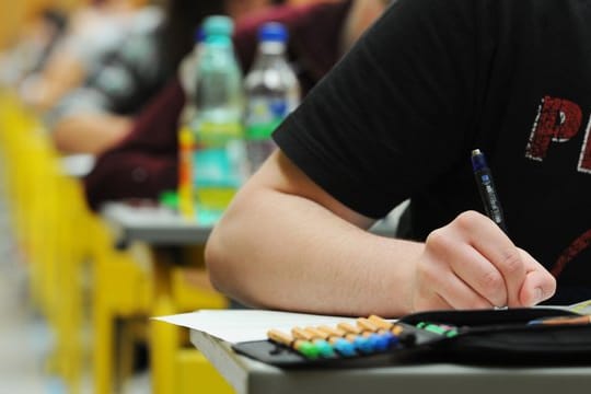 Die Vorsitzende des Philologenverbandes hat wegen der möglichen Folgen der Corona-Krise ein Abitur ohne Abschlussprüfungen nicht ausgeschlossen.