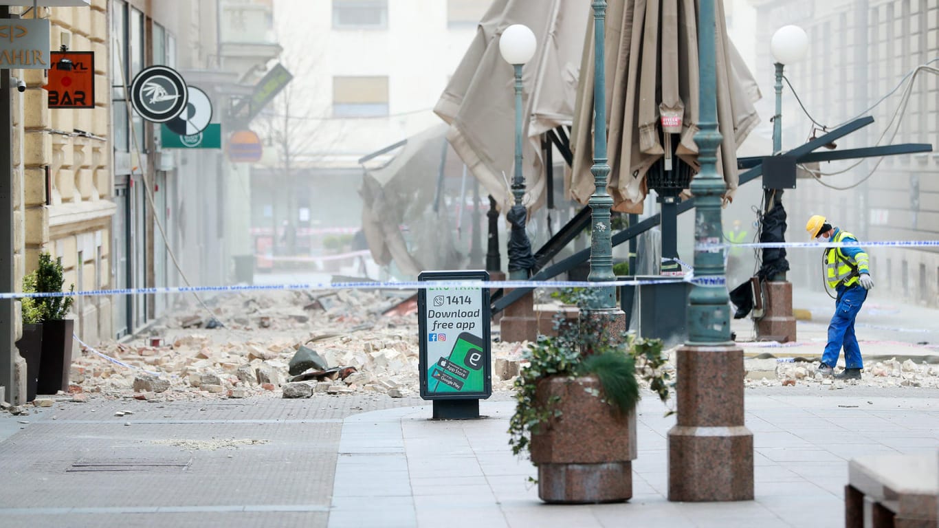 Edbeben in Zagreb: Ziegel fielen von Dächern, Fassaden bekamen Risse, Mauern stürzten ein und Trümmer beschädigten parkende Autos.