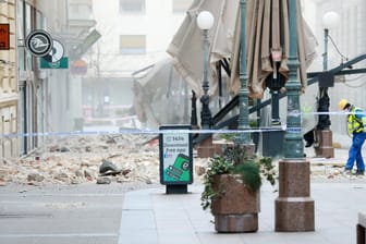 Edbeben in Zagreb: Ziegel fielen von Dächern, Fassaden bekamen Risse, Mauern stürzten ein und Trümmer beschädigten parkende Autos.