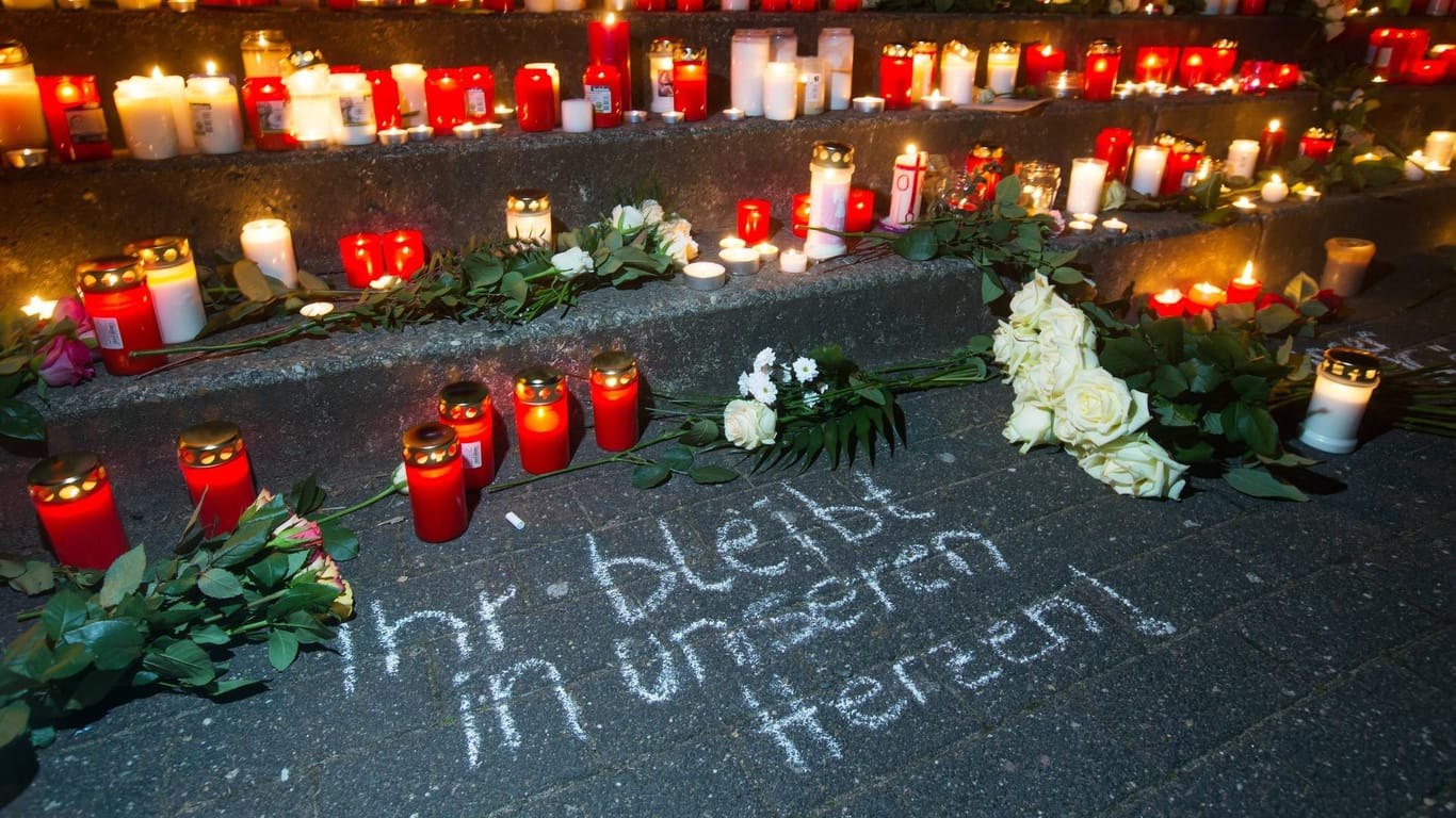 Kerzen für die Opfer des Germanwings-Unglücks des Joseph-König-Gymnasiums in Haltern am See: Vor fünf Jahren stürzte das Flugzeug ab.