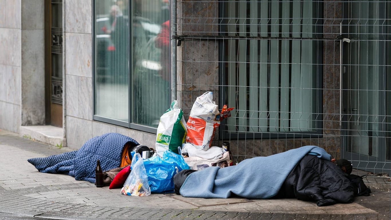 Obdachlose schlafen auf einer Straße in Köln: In der Domstadt sind wegen der Coronavirus-Pandemie Hilfsangebote teilweise eingeschränkt worden.