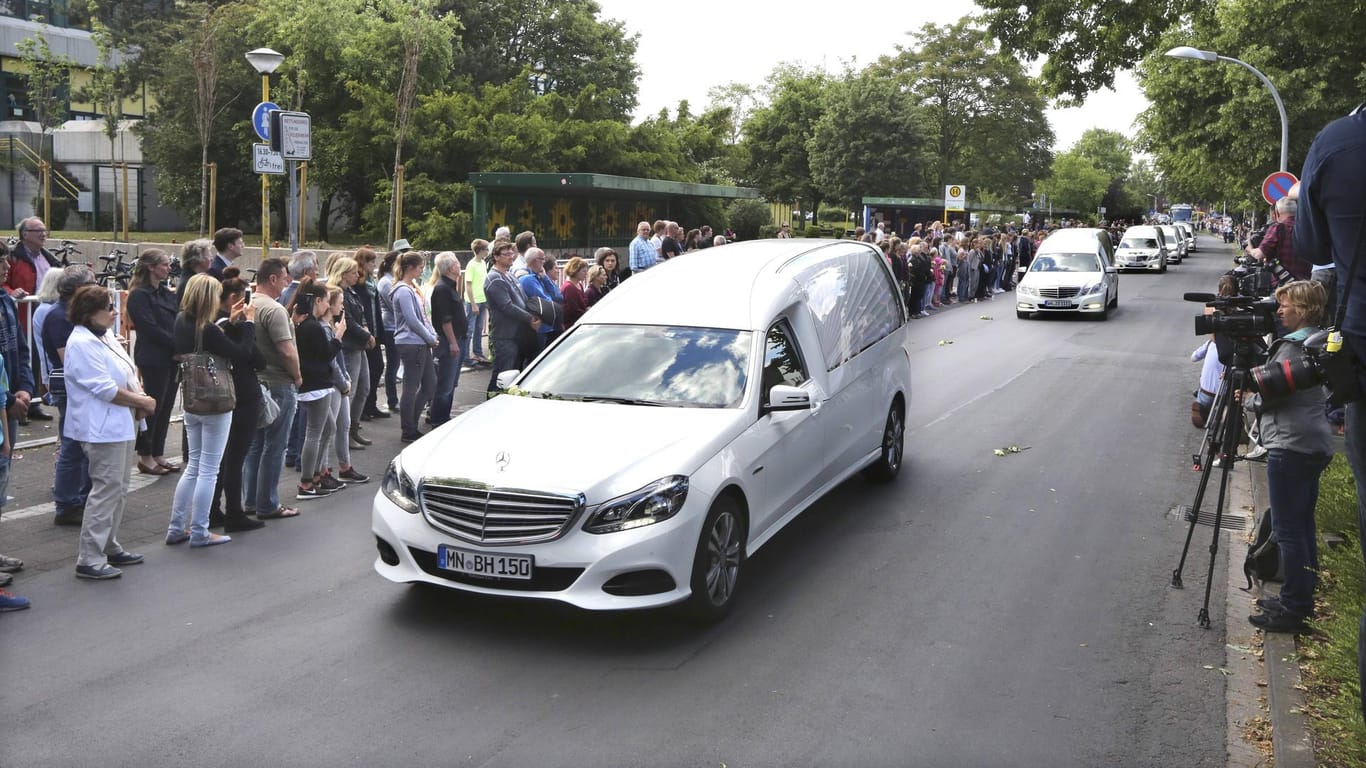 Die Familien brachten die Särge gemeinsam mit einem von der Polizei eskortierten Leichenwagen-Konvoi nach Haltern.