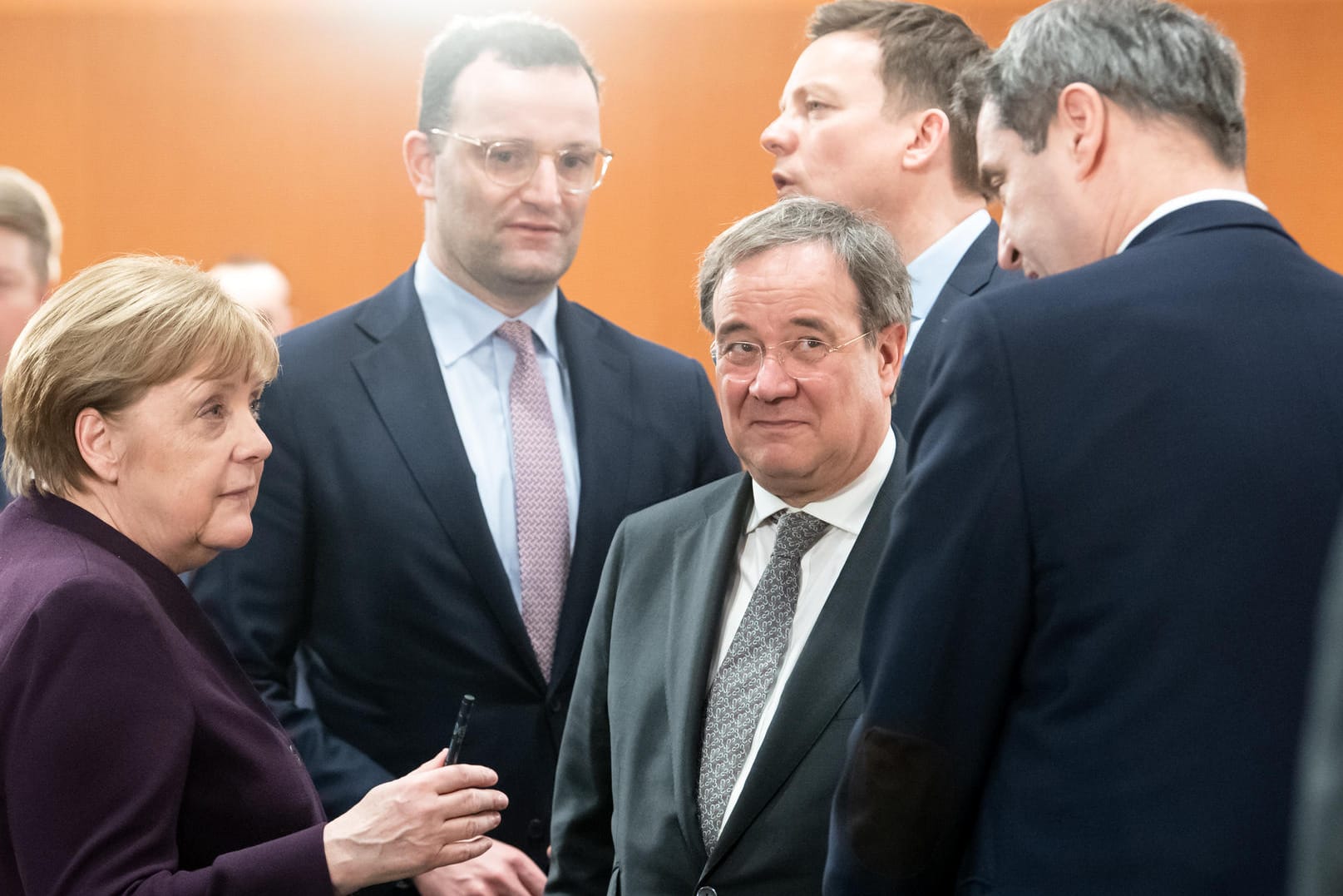 Unionspolitiker treten in der Corona-Krise als zentrale politische Akteure auf: Davon profitieren CDu und CSU in aktuellen Umfragen.