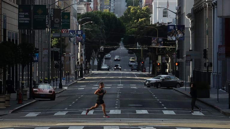 Wegen der Corona-Krise sind die Straßen in San Francisco fast menschenleer: Laut des Weltärztepräsidenten müssen wir unser komplettes Sozial- und Arbeitsleben umstellen.