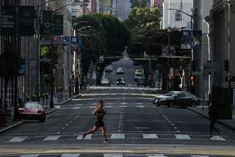 Wegen der Corona-Krise sind die Straßen in San Francisco fast menschenleer: Laut des Weltärztepräsidenten müssen wir unser komplettes Sozial- und Arbeitsleben umstellen.