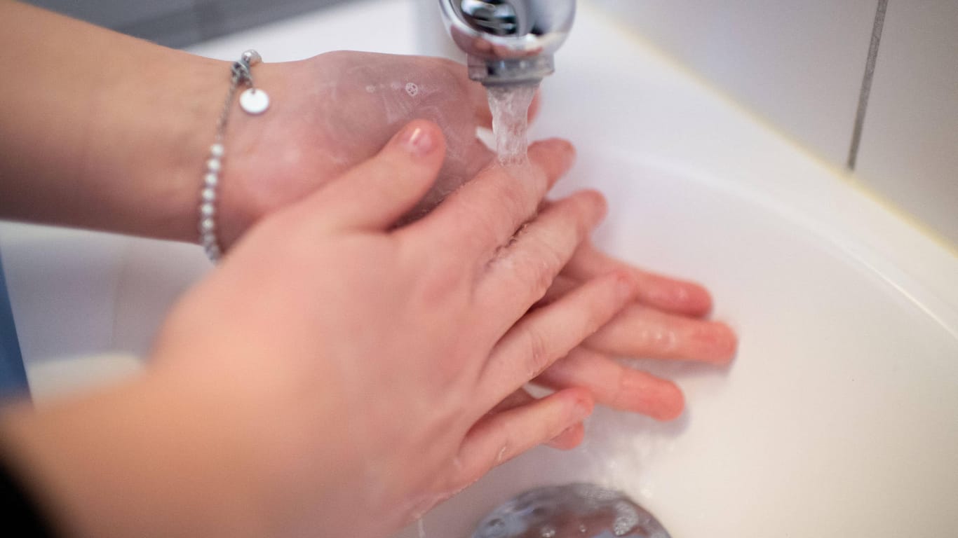 Deutschland 23.03.2020: Feature Hygiene Eine Frau beim Händewaschen. In Zeiten des Coronavirus (Covid-19) von immenser B