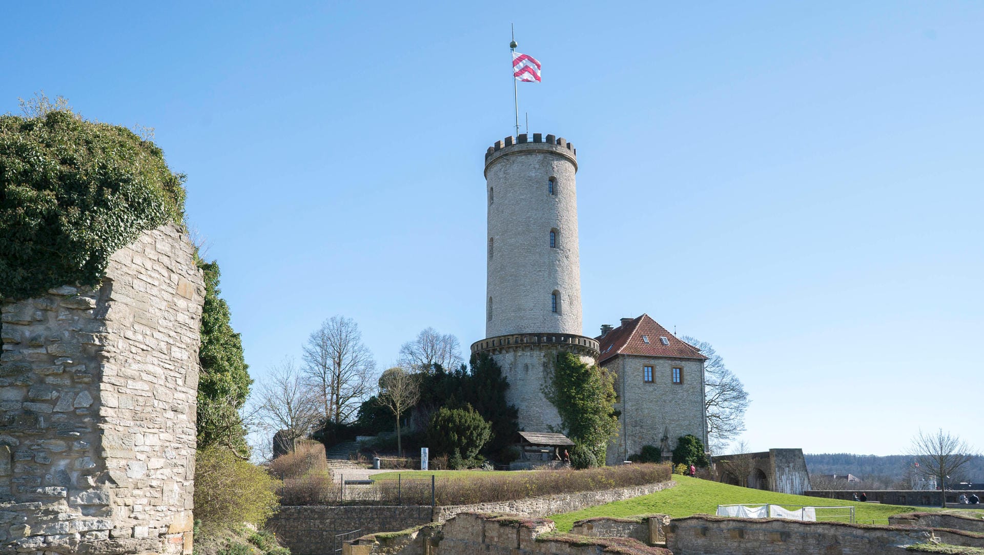 Die Sparrenburg in Bielefeld: Sie bleibt am Samstag wegen der "Earth Hour" für eine Stunde ohne Beleuchtung. Die Sparrenburg in Bielefeld: Sie bleibt am Samstag wegen der "Earth Hour" für eine Stunde ohne Beleuchtung.