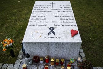 Gedenkstein für die Opfer der Germanwings Maschin: 16 schüler und zwei Lehrer eines Gymnasiums in Haltern am See starben bei dem Unglück.