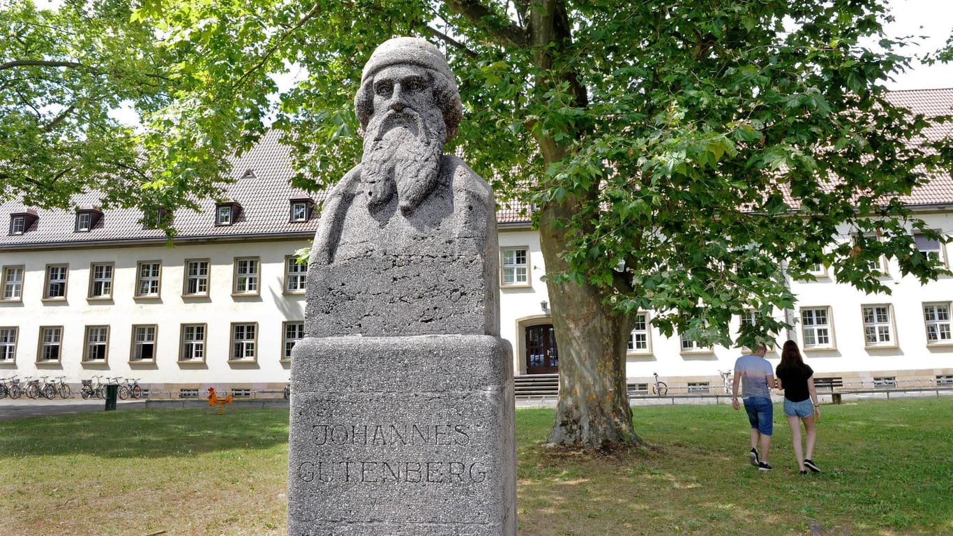 Ein Denkmal für Johannes Gutenberg vor der Theologischen Fakultät: Die Uni Mainz ist ab sofort geschlossen.