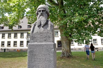 Ein Denkmal für Johannes Gutenberg vor der Theologischen Fakultät: Die Uni Mainz ist ab sofort geschlossen.