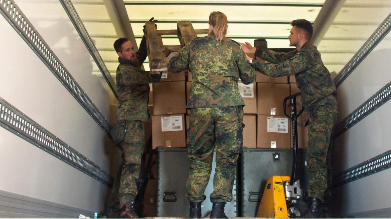 Erkelenz: Soldaten verladen Kartons mit Schutzkleidung in der Feuerwache (Symbolbild): Der Truppe ist eine Bestellung über mehrere Millionen Schutzmasken verloren gegangen.