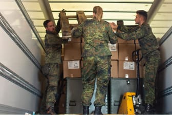 Erkelenz: Soldaten verladen Kartons mit Schutzkleidung in der Feuerwache (Symbolbild): Der Truppe ist eine Bestellung über mehrere Millionen Schutzmasken verloren gegangen.