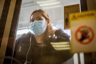 Frau mit Mundschutz in Singapur: Durch das Coronavirus ist der Alltag von Millionen Menschen weltweit massiv eingeschränkt – die Folgen sind noch nicht absehbar.