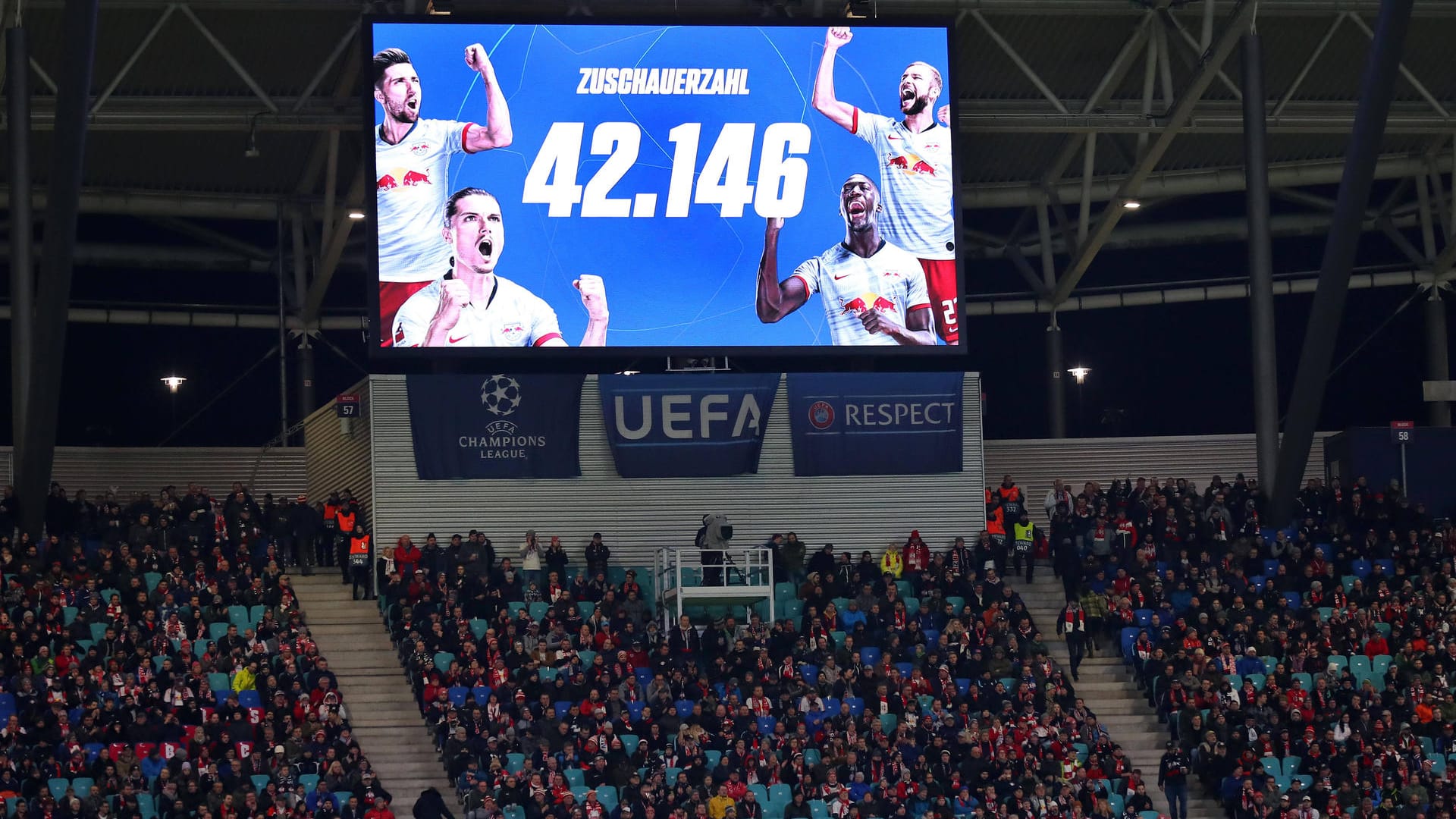 Rasenballsport Leipzig gegen Tottenham: Im Vorfeld war wegen des Coronavirus umstritten, ob das Spiel noch mit Fans stattfinden soll. Der Fall eines nach dem Spiel positiv getesteten Zuschauers ist bei der Stadt Leipzig offenbar untergegangen.