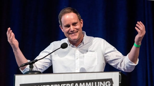Oke Göttlich ist der Präsident des FC St.