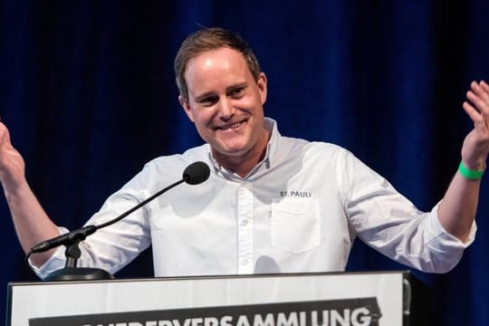 Oke Göttlich ist der Präsident des FC St.