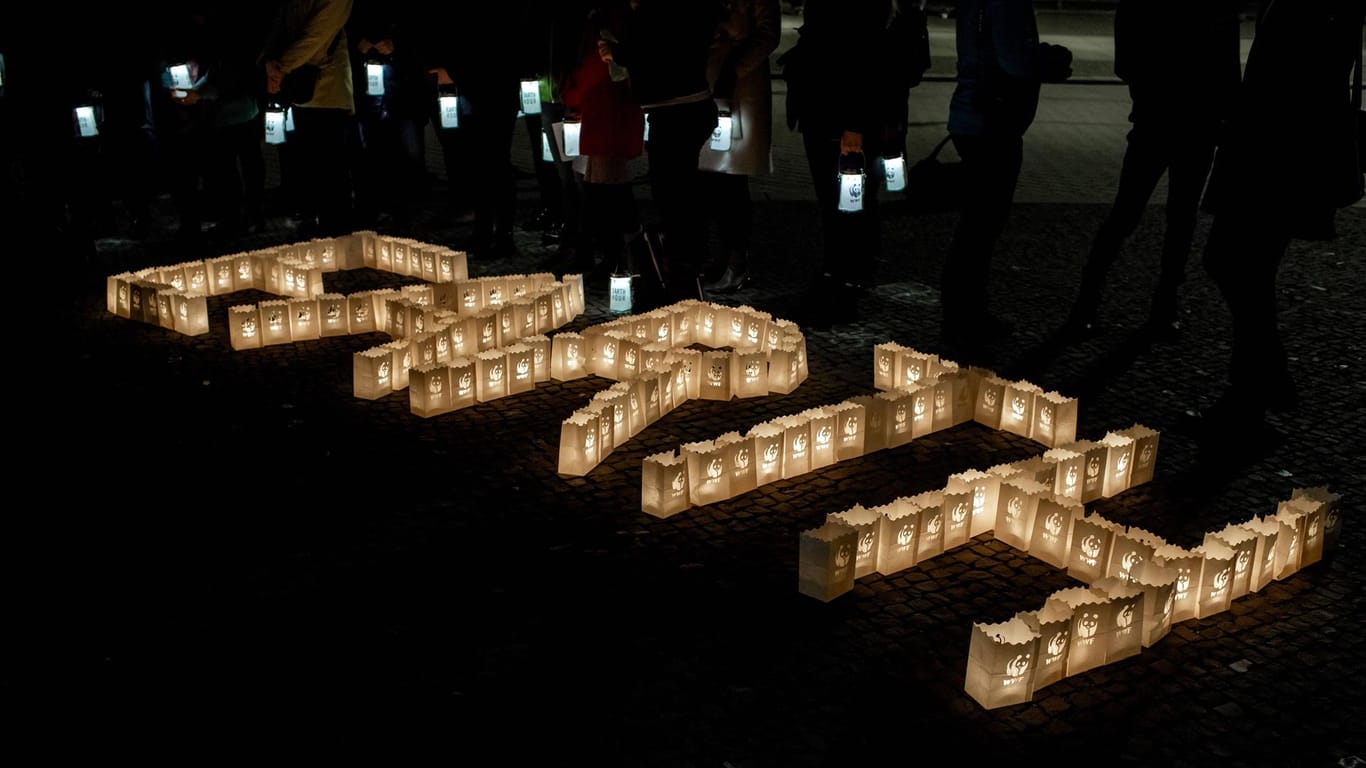 Lichter schreiben das Wort "Earth": Düsseldorf will sich am Samstag an der Umweltschutzaktion "Earth Hour" beteiligen.