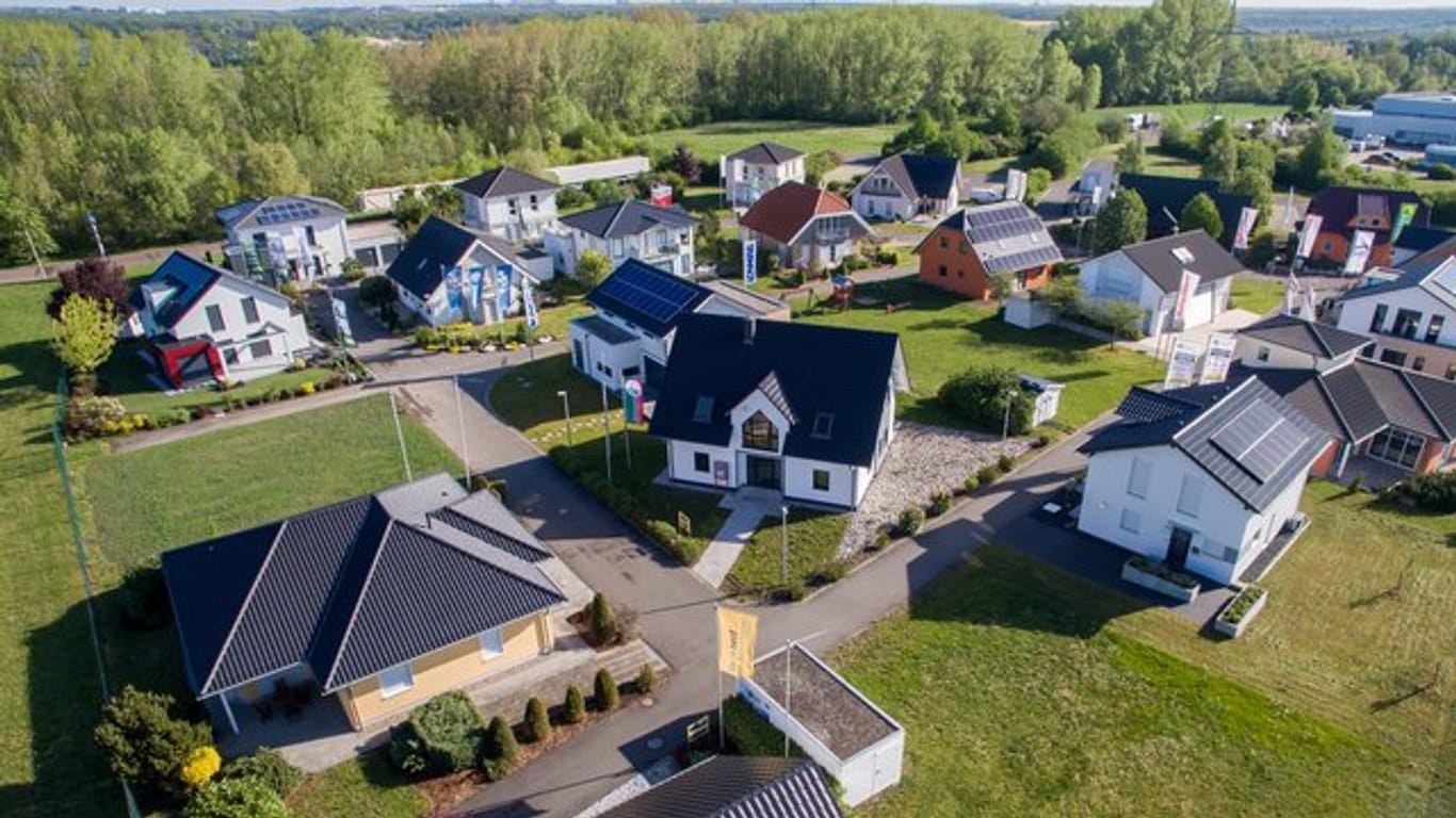 Im vergangenen Jahr wurde gut jede fünfte Baugenehmigung für ein Ein- oder Zweifamilienhaus in Fertigbauweise erteilt, wie der Bundesverband Deutscher Fertigbau berichtet.