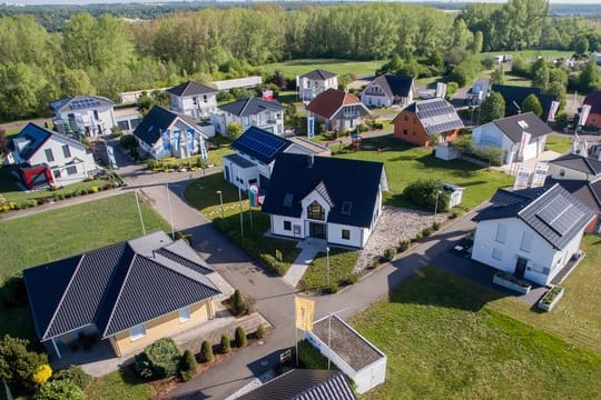 Im vergangenen Jahr wurde gut jede fünfte Baugenehmigung für ein Ein- oder Zweifamilienhaus in Fertigbauweise erteilt, wie der Bundesverband Deutscher Fertigbau berichtet.