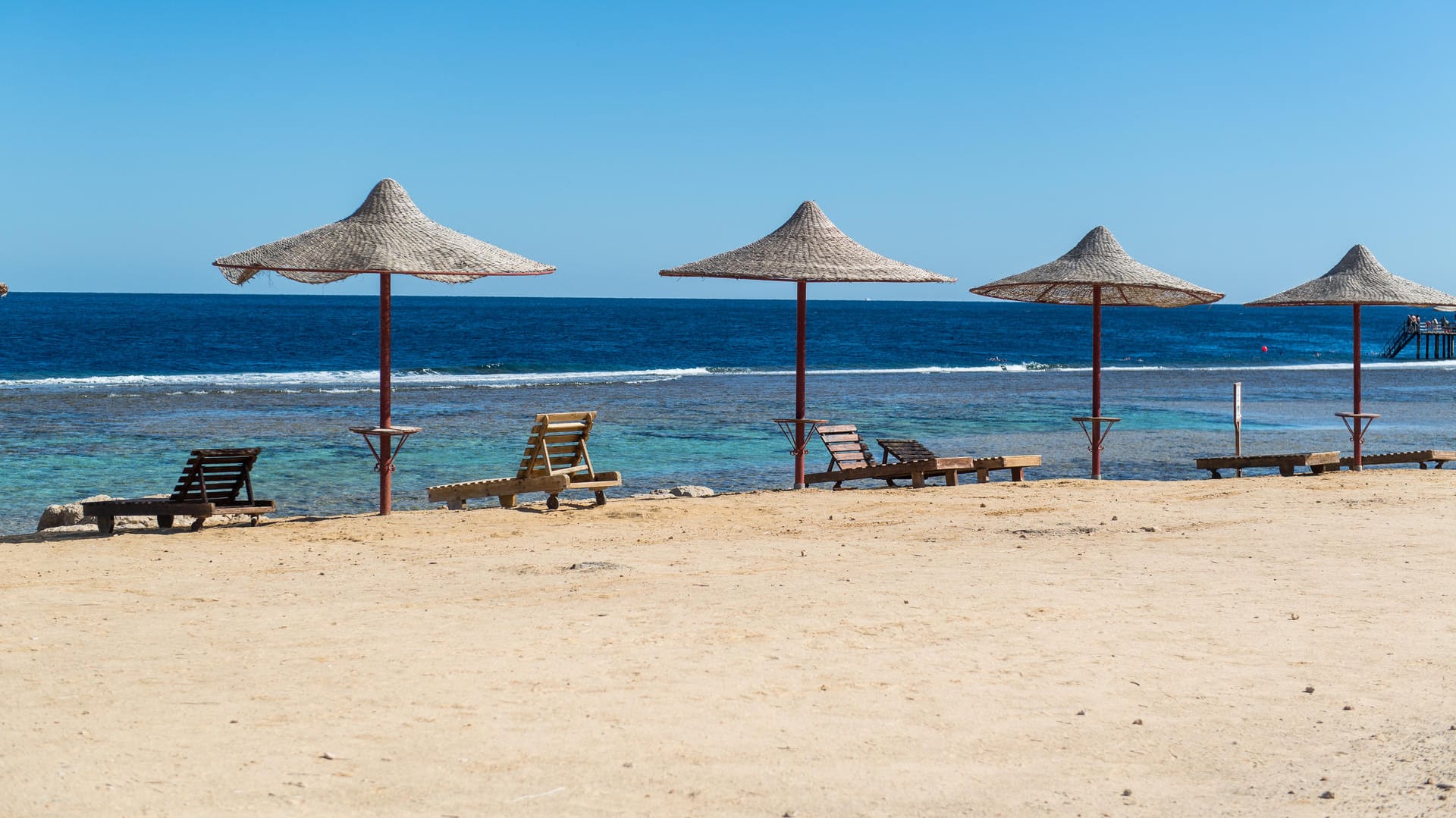 Urlaubs-Pause: Die Sonnenbetten an der ägyptischen Küste bleiben gerade leer, sind für viele Reisende aber weiter ein Fernwehziel.