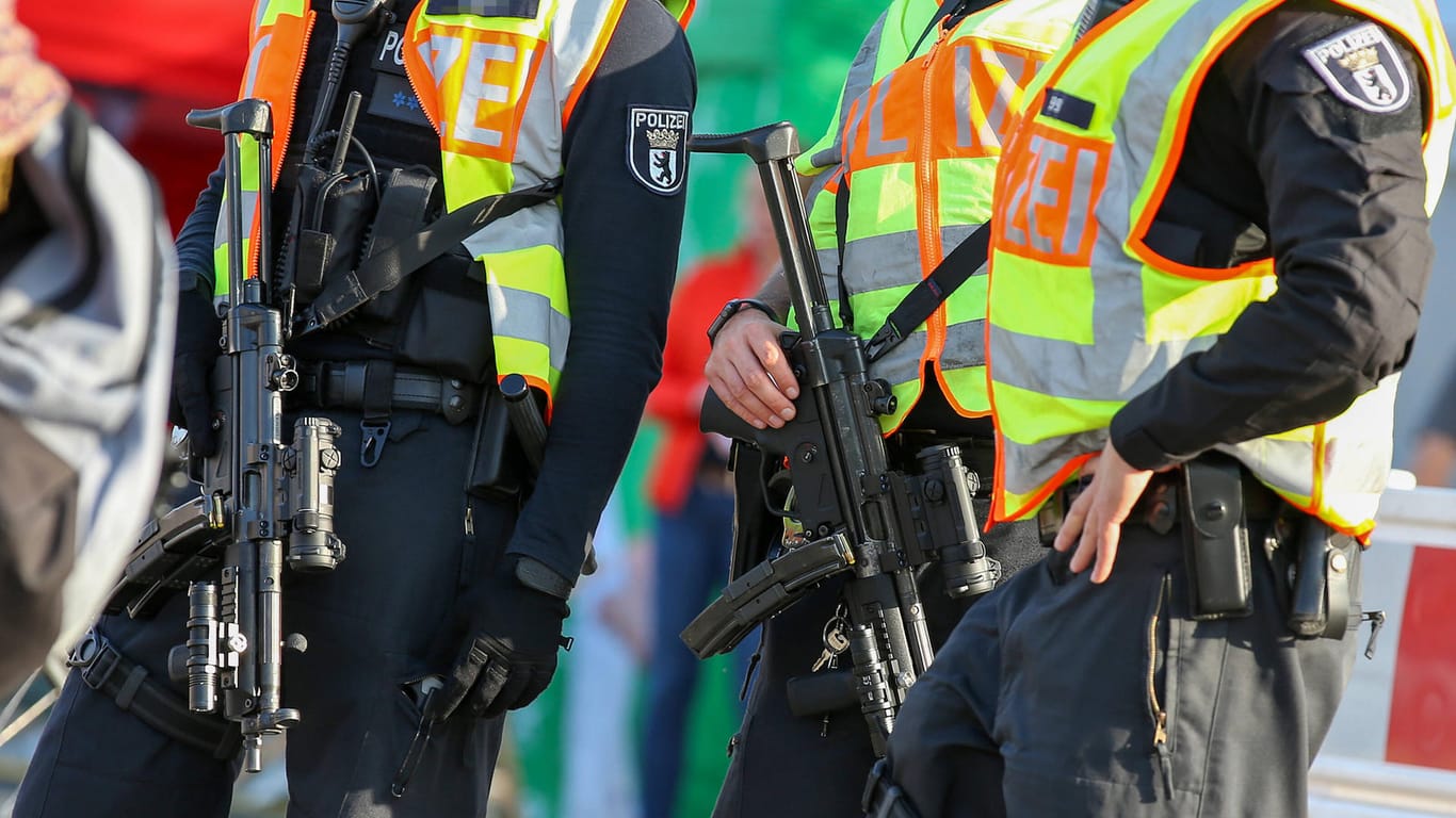 Schwer bewaffnete Polizisten bewachen eine Straße in Berlin: Die am meisten Aufsehen erregenden Anschläge im vergangenen Jahr hatten einen rechtsextremistischen Hintergrund.