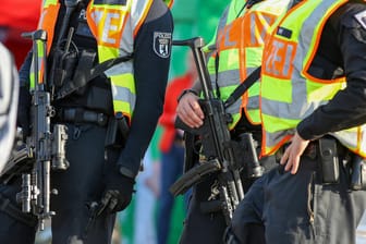 Schwer bewaffnete Polizisten bewachen eine Straße in Berlin: Die am meisten Aufsehen erregenden Anschläge im vergangenen Jahr hatten einen rechtsextremistischen Hintergrund.