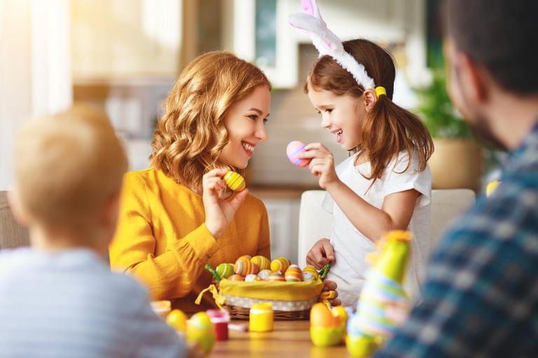 Ostergeschenke für Kinder online kaufen: Für jedes Alter gibt es die passende Geschenkidee zum Osterfest.