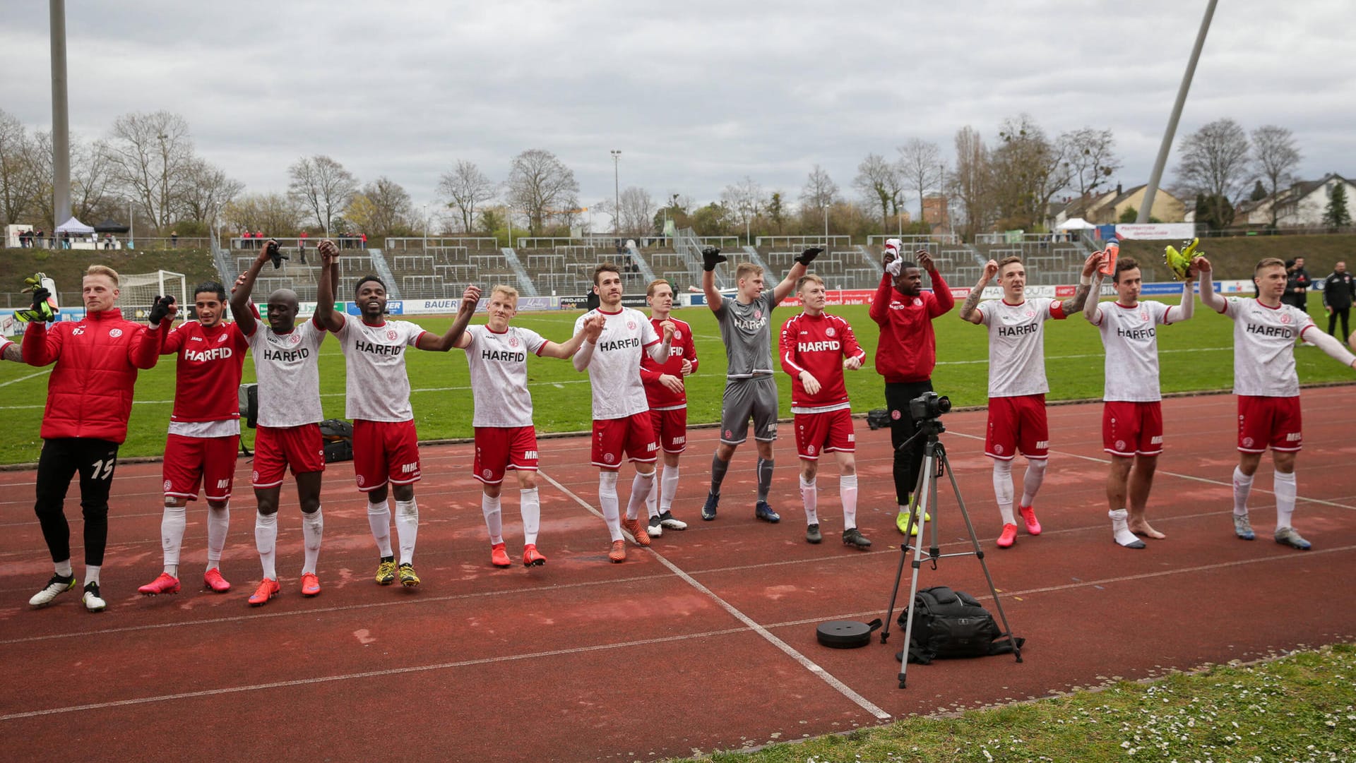 Spieler von Rot-Weiss Essen halten sich an den Händen: Der Verein hofft auf Zusammenhalt in der Corona-Krise.