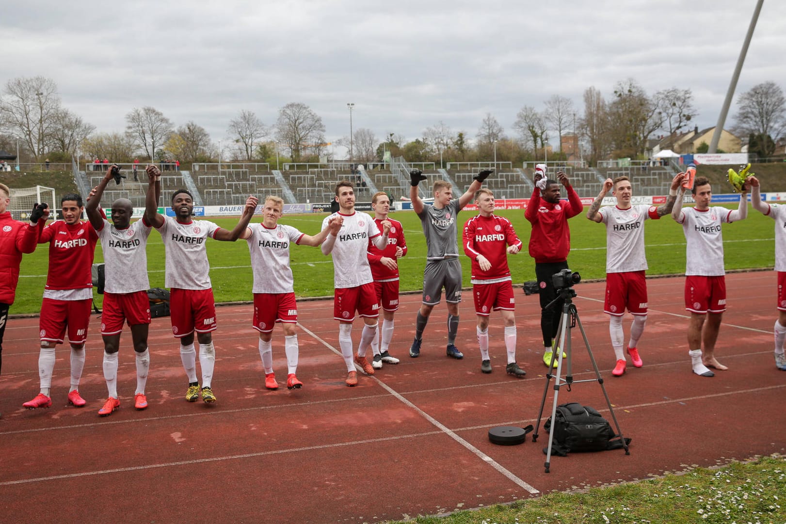 Spieler von Rot-Weiss Essen halten sich an den Händen: Der Verein hofft auf Zusammenhalt in der Corona-Krise.